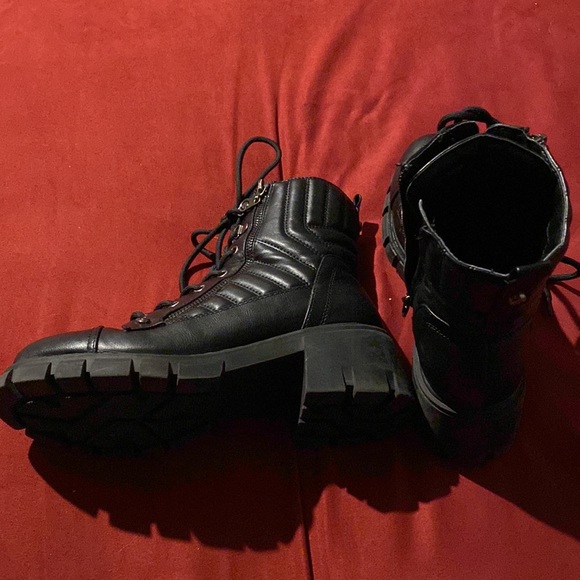 Cute black boots. Los Angeles… - Picture 5 of 11